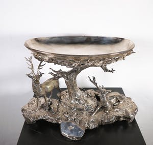 Curiosa - Verzilverd tafelstuk in de vorm van een hertengroep bij een boom kopen? Bied vanaf 60!