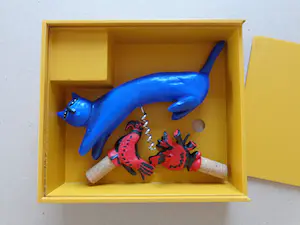 Corneille - WIJNSET / OBJECT / KISTJE MET KURKENTREKKER & 2 WIJNSTOPPEN / VERZAMELOBJECT kopen? Bied vanaf 1!