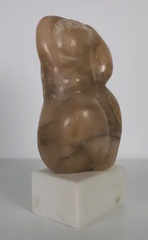 Monica van Dael - Sculptuur van natuursteen / albast, Vrouwentorso kopen? Bied vanaf 200!