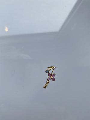 18kt gouden hanger+robijn+saffier, 0,96 gr kopen? Bied vanaf 80!