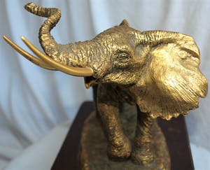 Anthony J. Jones - Bronzen beeld , The Golden Elephant – op houten voetstuk - 4922 gram kopen? Bied vanaf 225!