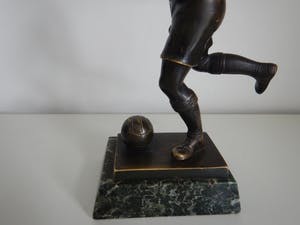 Niet of onleesbaar gesigneerd - Massief bronzen voetballer op marmeren voetstuk kopen? Bied vanaf 10!