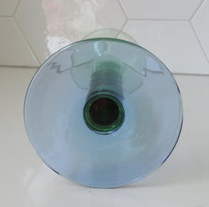 Niet of onleesbaar gesigneerd - Design glazen kandelaar groen met blauwe voet kopen? Bied vanaf 1!