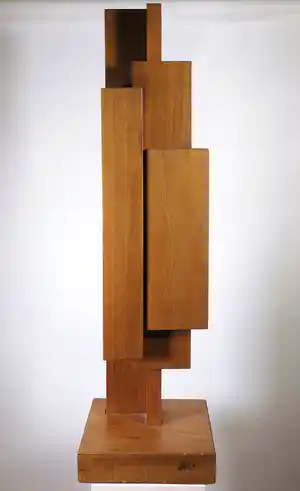 Jan Hoog - Groot modern beeld van meranti hout, Architectonische structuur IV verkocht voor € 300!
