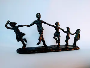 Astrid Veldhuyzen-Koppen - Skulptur von fünf fröhlich tanzenden Kindern, signiert AV im Sockel. kopen? Bied vanaf 25!