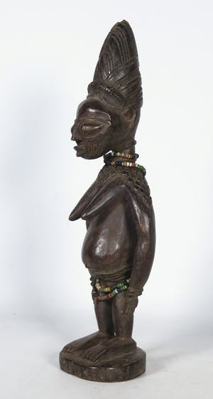 Yoruba - Vrouwelijke Ibedji / Tweelingbeeld met kralen om hals en middel kopen? Bied vanaf 1!