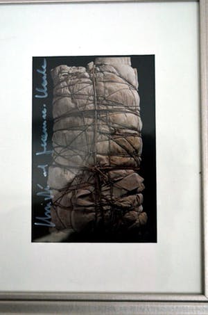 Christo - Package- offset postkaart handgesigneerd en ingelijst kopen? Bied vanaf 50!