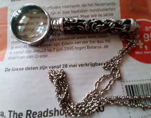 Niet of onleesbaar gesigneerd - Vergrootglas aan een ketting verkocht voor € 1!