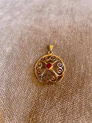 Antieke gouden hanger met robijn kopen? Bied vanaf 75!