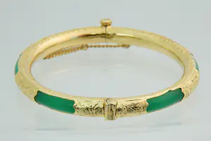 57 - Surinaamse 20Krt geel gouden armband met groene kunststof kern kopen? Bied vanaf 390!