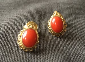 14K Goud - geelgouden oorstekers met cabochon geslepen bloedkoraal kopen? Bied vanaf 35!