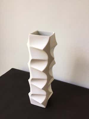 Hutschenreuther - Zeldzaam grote Reliëfvaas h 35 cm uit de serie Archais ontwerp Heinrich Fuchs verkocht voor € 135!