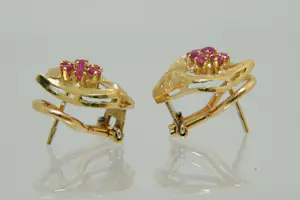 49 - Een paar stijlvolle 18krt gouden dames oorclips met roze steentjes kopen? Bied vanaf 370!