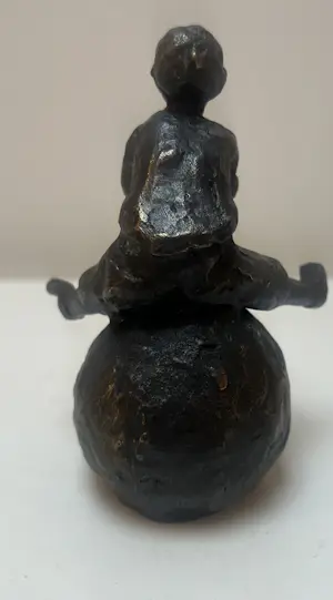 Astrid Veldhuyzen-Koppen - Bronzen sculptuur | Meisje op bal kopen? Bied vanaf 125!