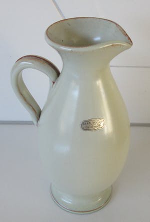 Niet of onleesbaar gesigneerd - Delfos creme wit aardewerken kannetje kopen? Bied vanaf 10!