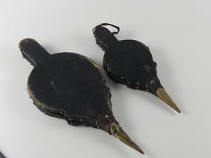 Curiosa - 2 houten met zwart leer overtrokken blaasbalgen met koperen afwerkingen kopen? Bied vanaf 1!