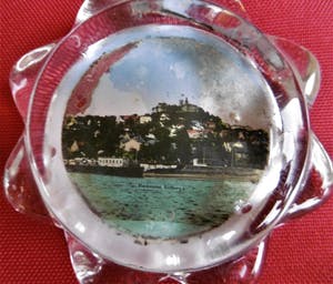 Curiosa - 6 antieke presse-papiers met voorstellingen kopen? Bied vanaf 1!