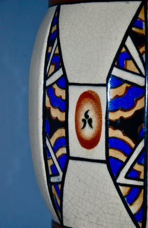 Niet of onleesbaar gesigneerd - Art Deco vaas met polychroom decoratie AMC August Mouzin & Compagnie kopen? Bied vanaf 1!