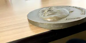 Marcel Courbier - Zware bronzen penning Martin Luther King -Nobelprijs -1969 kopen? Bied vanaf 65!