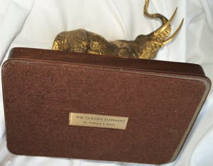 Anthony J. Jones - Bronzen beeld , The Golden Elephant – op houten voetstuk - 4922 gram kopen? Bied vanaf 225!