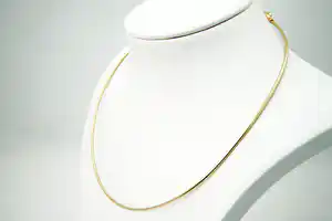 Stijlvolle 18 karaats geel-gouden flexibele zg. "Spang" of "Omega" halsketting. verkocht voor € 370!