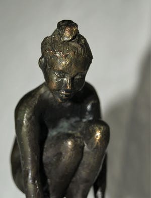 Niet of onleesbaar gesigneerd - Bronzen beeldje , “Meisje aan het water“ kopen? Bied vanaf 1!