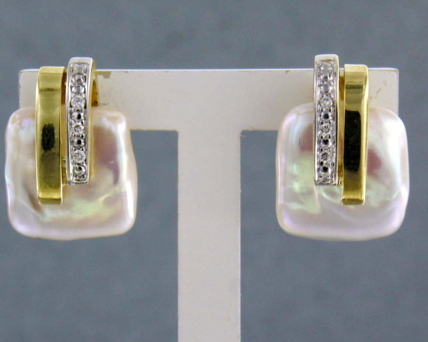 14k gouden oorknoppen bezet met parel en briljant geslepen diamant tot. 0.03ct kopen? Bied vanaf 205!