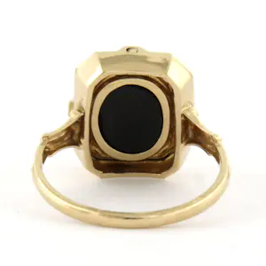14k geelgouden ring met middenstuk om klap baar bezet met camee en onyx kopen? Bied vanaf 320!