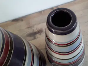 Niet of onleesbaar gesigneerd - Twee unieke vintage design vazen (handwerk). kopen? Bied vanaf 1!