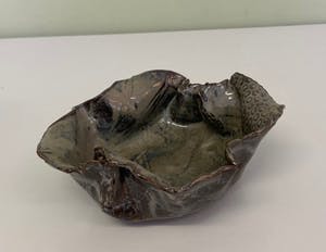Niet of onleesbaar gesigneerd - Vrijgevormd gevouwen keramisch object kopen? Bied vanaf 1!