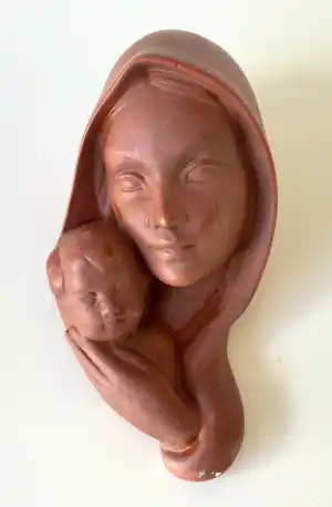 Gmundner Keramik - Vintage aardewerk wandhanger Madonna met baby verkocht voor € 1!