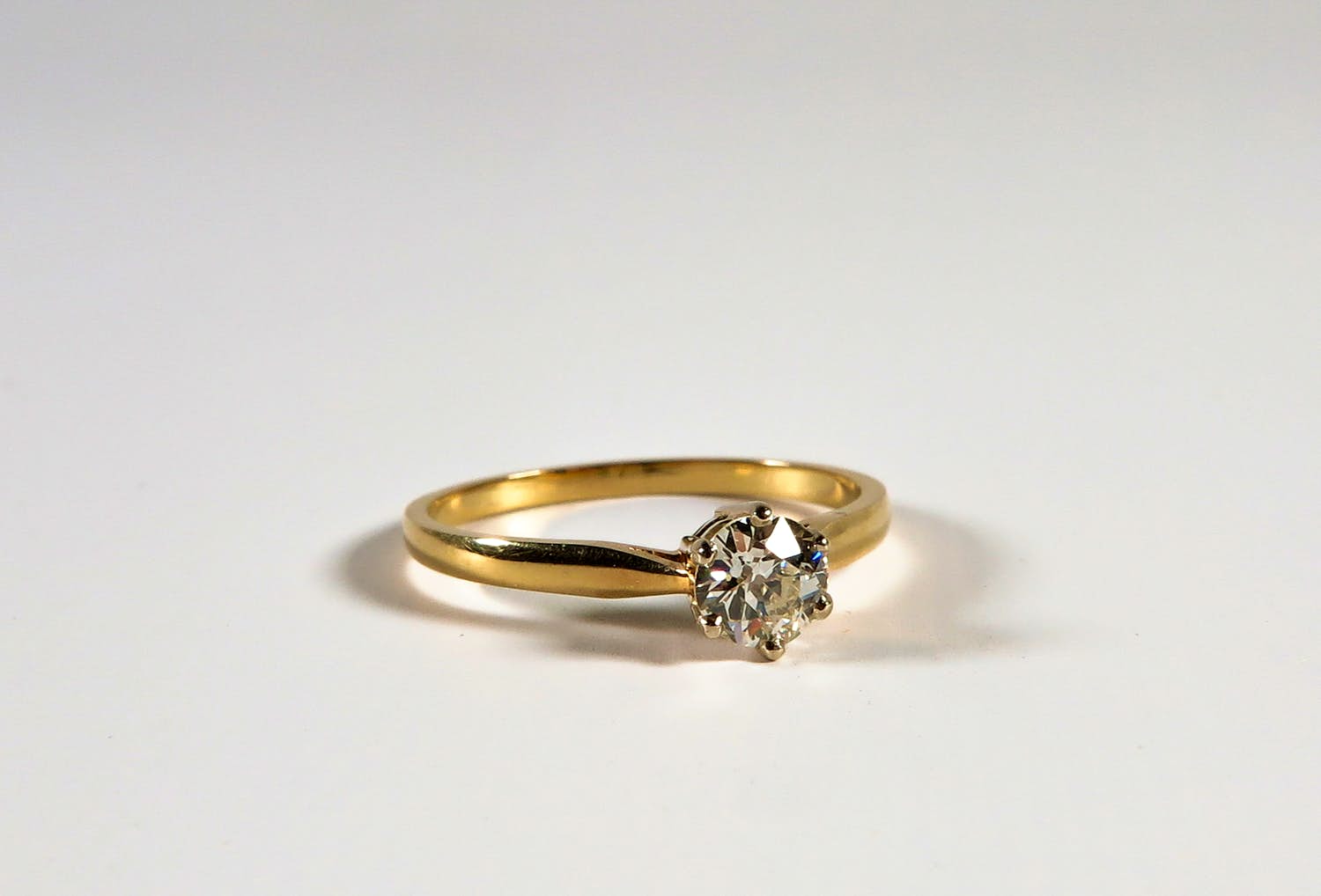14 kt. bicolor solitair ring bezet met 0.75 ct. briljant geslepen diamant verkocht voor € 1200!