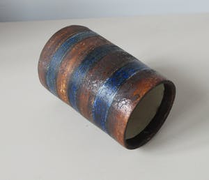 Wim Fiege - Roestbruin en blauw gestreept aardewerk vaasje kopen? Bied vanaf 18!