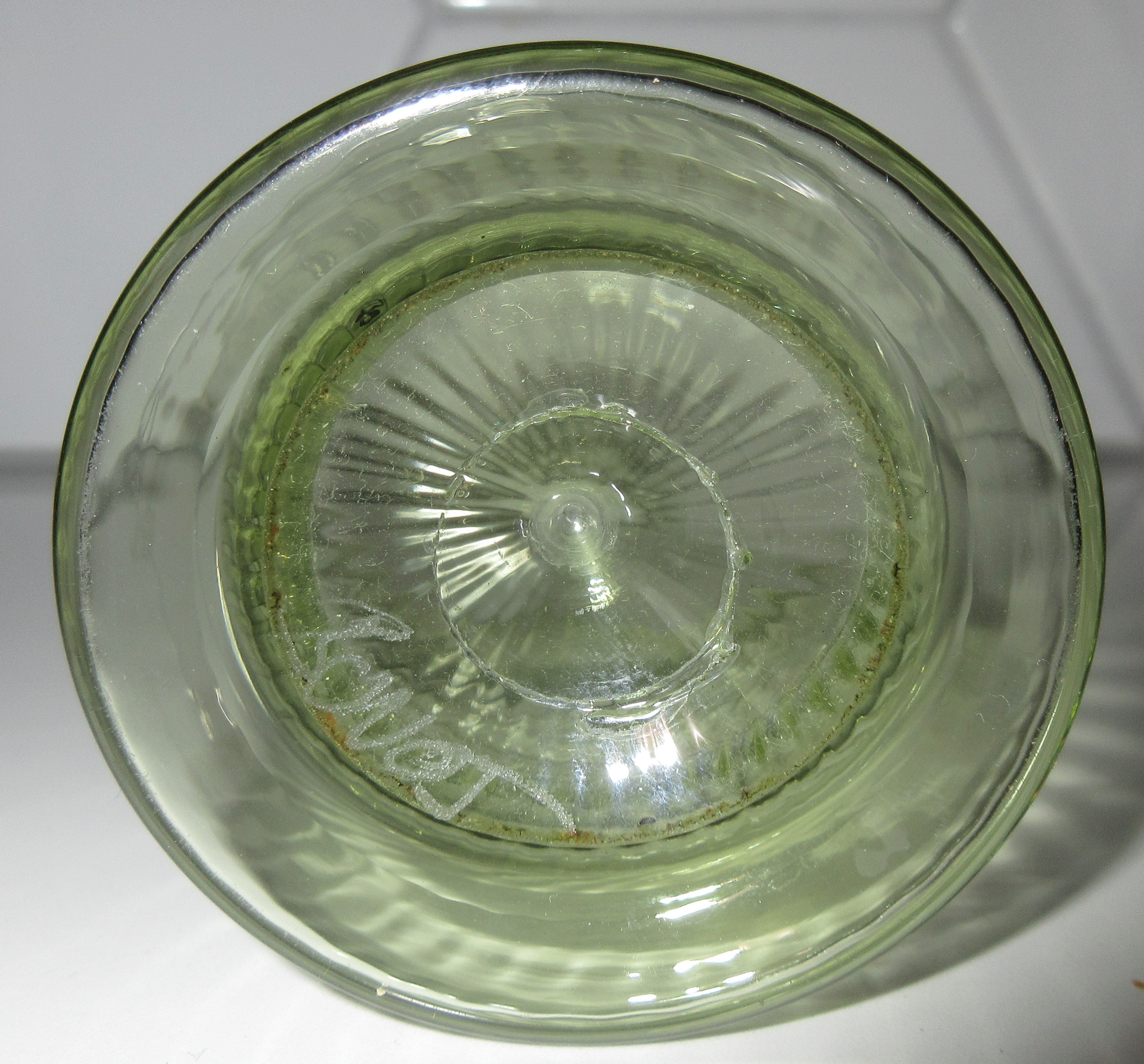 Niet of onleesbaar gesigneerd - Lichtgroen getordeerd hand geblazen glas gesigneerd Bovot kopen? Bied vanaf 1!