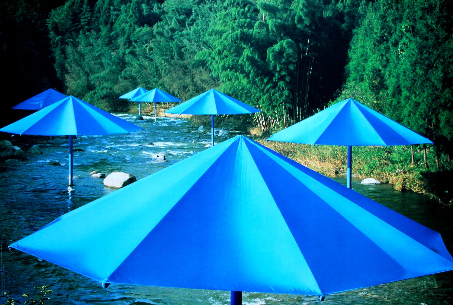 Christo - Ongesigneerde foto litho: The Umbrella's -Japan - 1991 verkocht voor € 25!