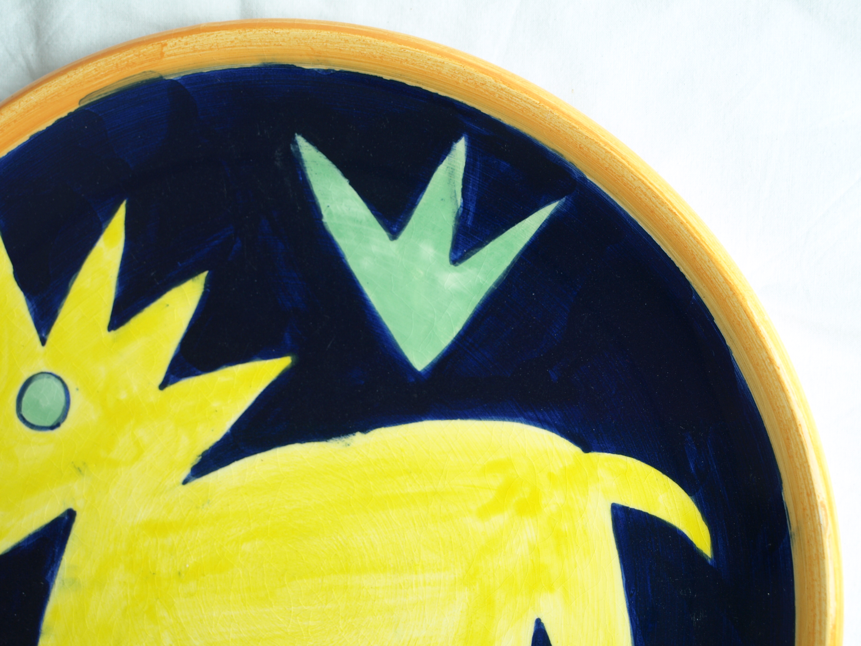 Niet of onleesbaar gesigneerd - Aardewerk, Bord , Fantasiedier met stekels – handgemaakt en gesigneerd  kopen? Bied vanaf 1!