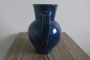Niet of onleesbaar gesigneerd - Geglazuurde blauwe schenkkan met vogeldecoratie kopen? Bied vanaf 1!