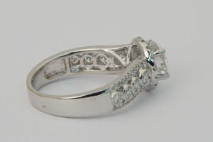 2540- witgouden diamanten dames Fantasiering- 18krt - midd.steen 1.20ct / E-F VS kopen? Bied vanaf 3400!