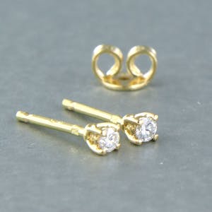 18k gouden solitair oorknoppen bezet met briljant geslepen diamant tot. 0,14ct kopen? Bied vanaf 1!