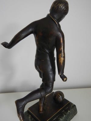 Niet of onleesbaar gesigneerd - Massief bronzen voetballer op marmeren voetstuk kopen? Bied vanaf 10!
