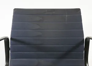 Ray en Charles Eames - Donkerblauwe EA 108 stoel met zwart frame kopen? Bied vanaf 1!