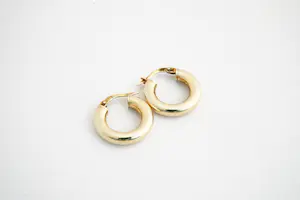 137 - Paar stijlvolle, glad gepolijste 14 karaats gouden Creolen oorstekers kopen? Bied vanaf 80!