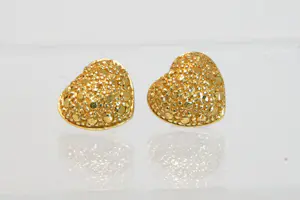13 - Mooie set hart-vormige 18krt geel-gouden oorstekers met nugget-afwerking kopen? Bied vanaf 280!