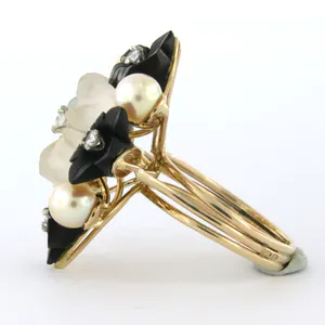 14k gouden ring bezet met bergkristal, parel, onyx en briljant geslepen diamant kopen? Bied vanaf 500!