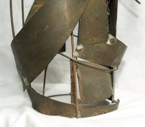 Niet of onleesbaar gesigneerd - Beeld van blik en ijzerdraad, “Koningin” – 34 cm hoog kopen? Bied vanaf 10!