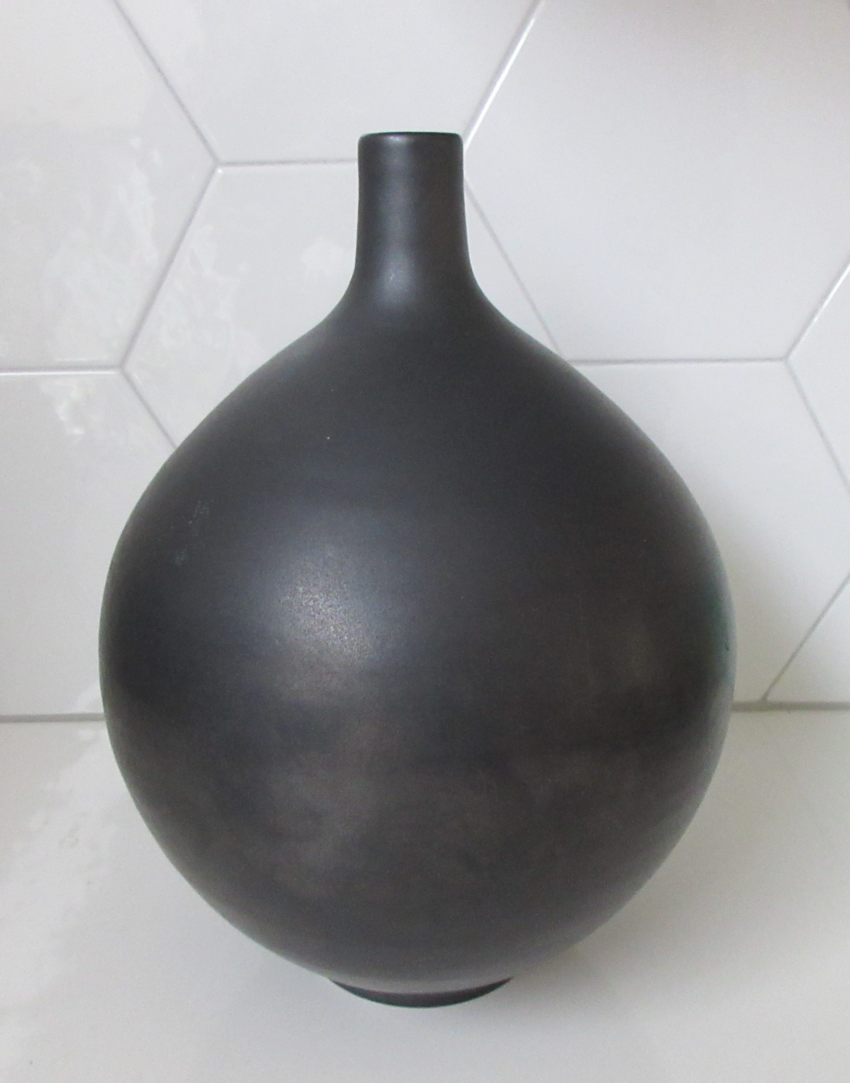 Niet of onleesbaar gesigneerd - Ecri Katwijk A.Z. - Zeer grote antraciete bolvaas - zware kwaliteit! kopen? Bied vanaf 1!