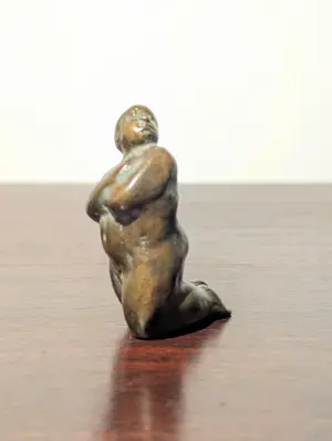Theo van de Vathorst - Figuur knielende dame kopen? Bied vanaf 185!