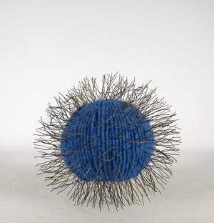 Niet of onleesbaar gesigneerd - Lot van twee textiele bollen met metalen haartjes kopen? Bied vanaf 1!