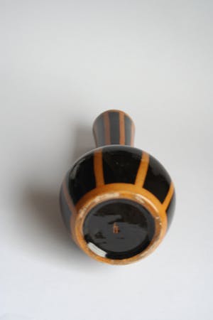 Niet of onleesbaar gesigneerd - slanke vaas - gemerkt met H / Y of huisje kopen? Bied vanaf 1!