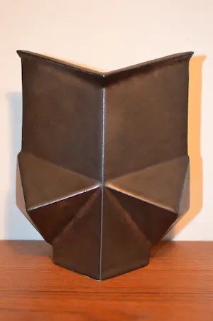 Jan van der Vaart - Geometrische vaas, keramiek met bronsglazuur kopen? Bied vanaf 150!